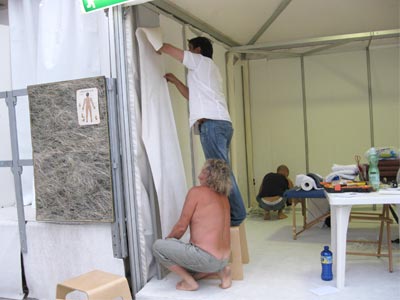 Lo stand in allestimento