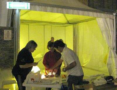 Lo stand in allestimento